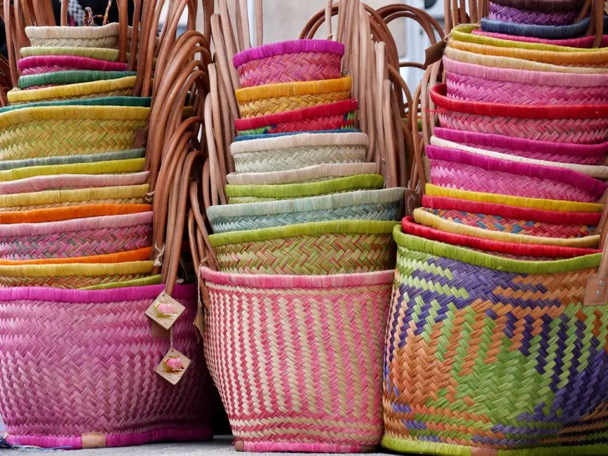 Tas anyam dan pot gantung dari bahan bekas buatan tangan